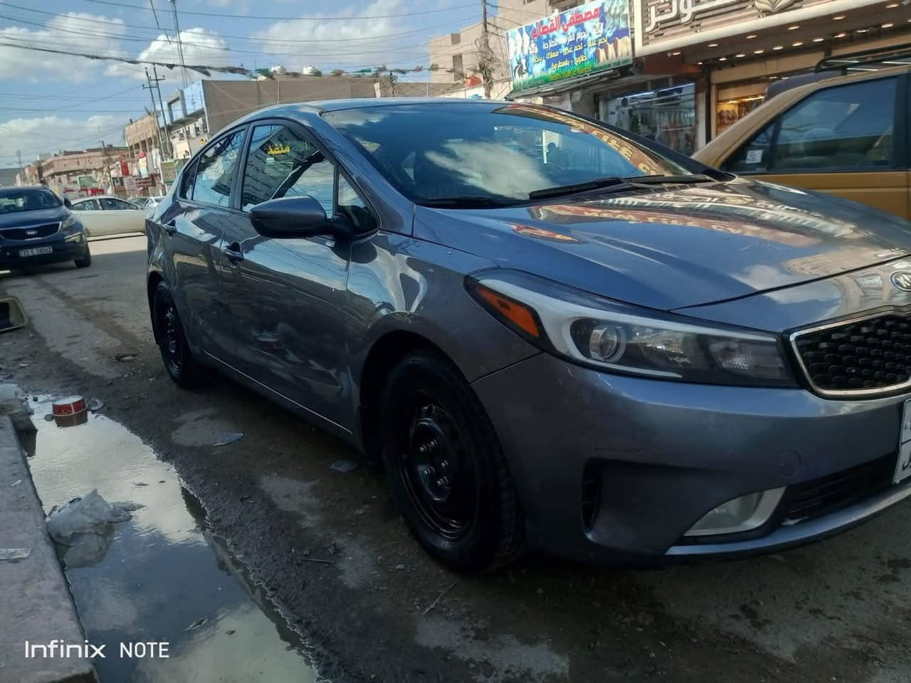 السلام عليكم كيا فورتي للبيع موديل ١٧ رقم اربيل وكالة وتحويل مضمون وارد كندي حادثها بل البنيد طخة خفيفة فوق اللايت الايسر ع كد شبر والصور موجودة بدون دواخل شرط  جميع الاريباكات سليمة وصار بيها شخط بل عراق بين الجاملغ والباب صفحة السايق  وطخه باب الصدر مواصفات تحكم ستيرن ونظام بلتوث شاشة كبيرة اصلية وشاشة اعطال  كشنات تدفىه مودات قياده مكانها كربلاء سعره115 وبيه مجال الاتصال ***********
