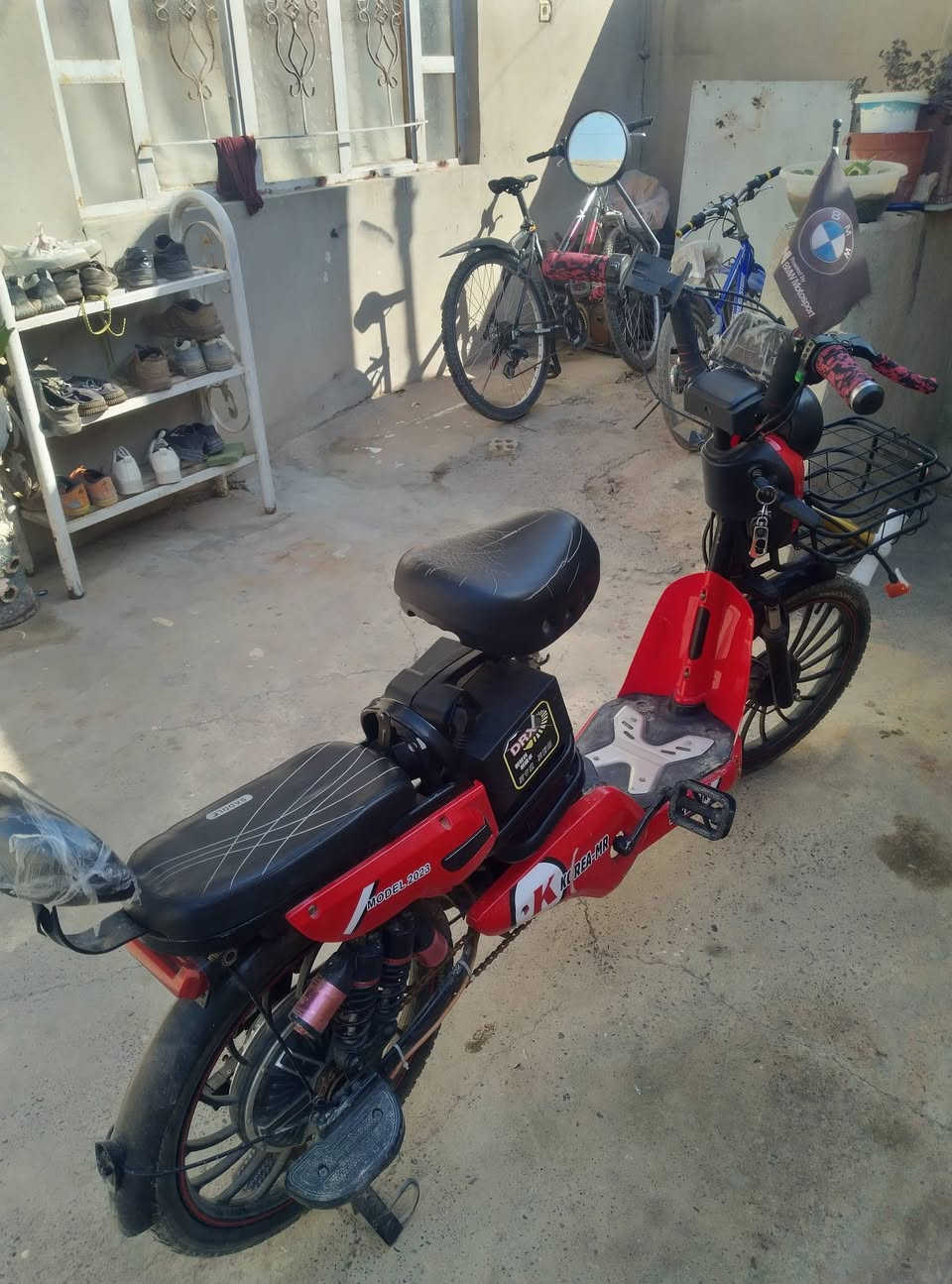 السلام عليكم للبيع دراجه شحن بطاريات جدد بريكات جدد السعر 160 قفلو مكاني موصل حي البكر
*********** واتساب
