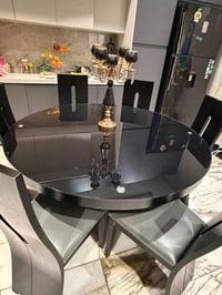 ميز طعام • مستعجل • قابل تفاوض