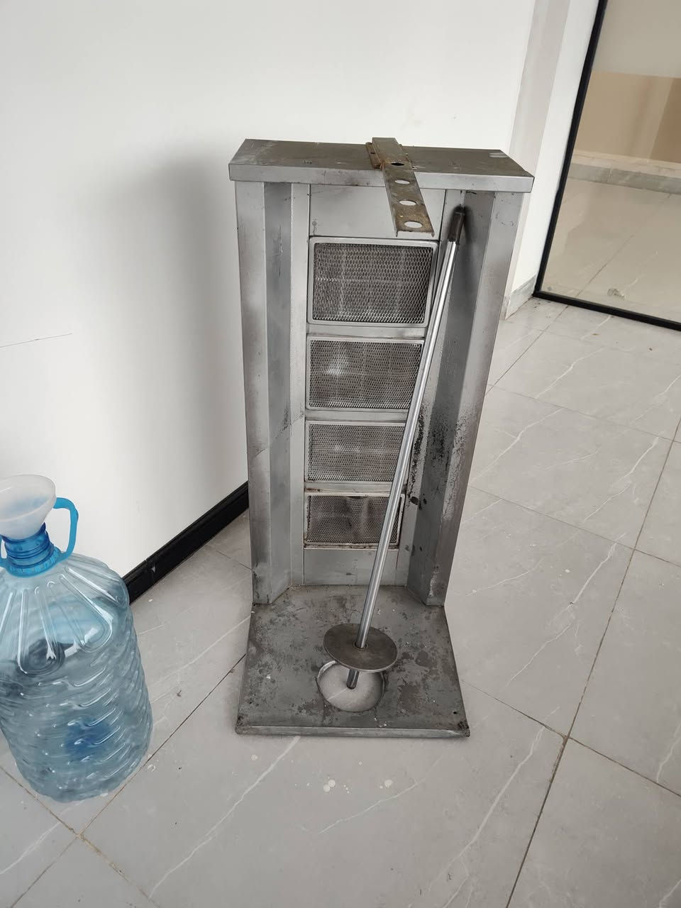 غراض مطعم بحالة جيدة مابيهن اي عيب جديدات
مكان حي النصر قرب الحصو والرمل 
للتواصل خاص او *********** واتساب
