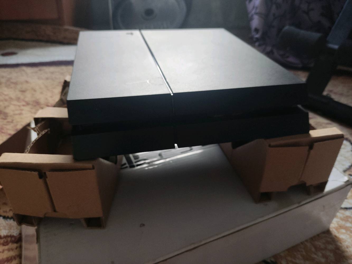 بلايستيشن 4 فات اصلي اخو الجديد نظيف جدا ما مفتوح ولا مصلح ابدا مع يد واحده وبلس Extra ثلاث اشهر كامل ملحقاته وكارتونه طبعاً 