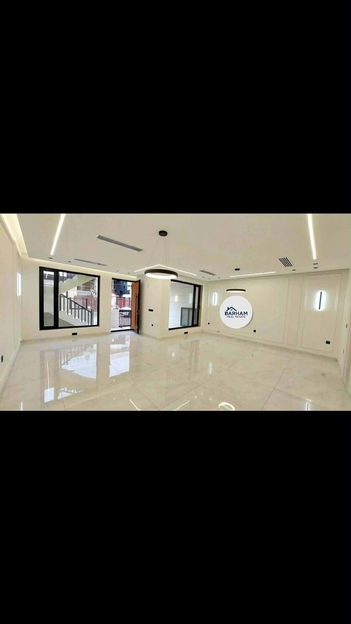 ‏                                      ﷽
                  🏢 خانوو بۆ فرۆشتن 🏢

‏ ‎🔺#کۆدی_ژمارە : 1190
📍#سەرچنار

📍#ناونیشان :-  گردی سەرچنار، نزیک مزگەوتی بیلالی حەبەشی 

‏‌‎🅰️ #ڕووبەر :- ـ   150  مەتر

🌗 #پێشی :-  ـ  7,5  مەتر

🚧 #شەقام :-  10 مەتری

🔶#ڕووی :-  گۆیژە 

      
📮 تێبینی :- خانووێکی دوو قات لە گەڕەکی گردی سەرچنار بۆ فرۆشتن، خانووەکە پێکدێت لە دوو نهۆم بۆ دوو ماڵی جیا دەبێت، خانووەکە تازە دروستکراوە و کەسی تێنەچووە، سیستەمی شۆڤاژ، دەکتی موبەریدە و سەقفی کونافە و لایتی لینەری تێدا بەکارهاتووە.

نەخشەی خانووەکەمان بەم شێوەیە  قاتی یەکەم پێکدێت لە، گەراجی سەیارە، هۆڵ و میوان، مەتبەخ سارد و گەرم، موشتەمەلات و دوو ژووری نوستن 

نهۆمی دووەم میوان، مەتبەخ سارد و گەرم، موشتەمەلات و دوو ژووری نوستن 
...............................
بۆ زانینی نرخی ئەم خانووە ژمارە (1) لە کۆمێنت دابنێ 
................................

‏‌🔸 بۆ زانیاری زیاتر دەتوانن پەیوەندی بکەن :- 
مامۆستا بەرهەم :   *********** 
کاک بەهمەن :         *********** 
.....................
ناونیشانی نوسینگە: سلێمانی تازە،  خوار مزگەوتی ئەبوبەکری صدیق ،جادەی قەنات،فەرعی بەرامبەر دارەسوتاوەکە
..................
تۆی بەڕێز هەر موڵکێکت هەیە دەتەوێت بیفرۆشیت یان بە کرێی بدەیت  دەتوانیت بۆمان بنێری و بێ بەرامبەر بۆت بڵاو دەکەینەوە
