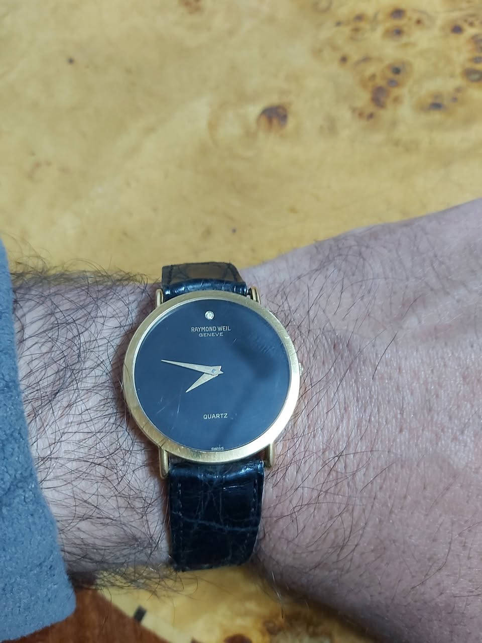 السلام عليكم
ساعةريموند ويل  سويسرية اصلي 
نضافتها فول 
قطر الساعه 27 ملم 
تغليف ذهب 18 
سعر الساعه ٢٠٠ ألف 
يوجد توصيل


**إذا كنت صاحب هذا الإعلان وتريد حذفه لأي سبب، رجاءا أرسل رسالة إلى الدعم الفني**