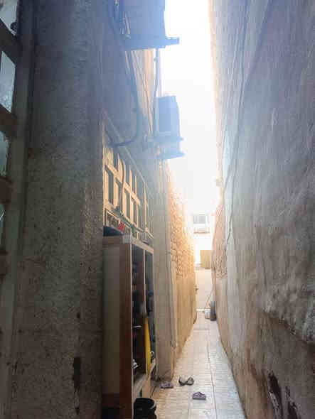 السلام عليكم دار حديث مسلح دولان 70متر طابوا صرف خلف شارع المدينة أول شارع قرب عمارة الحسيناوي مكان مميز الطابق الارضي يحتوي على غرف ومطبخ وصحيات والطابق الثاني فيه غرفة وصالة وصحيات وغرفة بالصطح 
والسعر 110 مليون علما سعر المتر في المنطقة مليونين ونص 
***********
