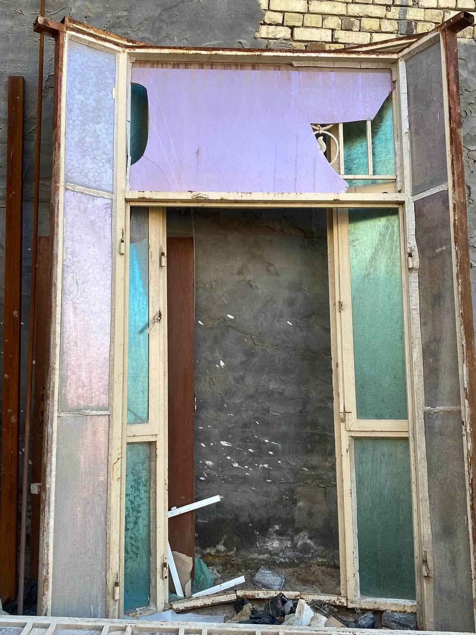 السلام عليكم ابواب وشبابيك حديد ثقيل جداً ونظافه
***********
