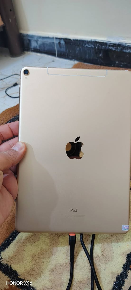 السلام عليكم ايباد برو 10.5 2017 ذاكرة 64 بطاريته 88 جهاز نظافته 90 % ياخذ شريحه ببجي 60 فريم  السعر 250 بي مجال للشراي ***********
