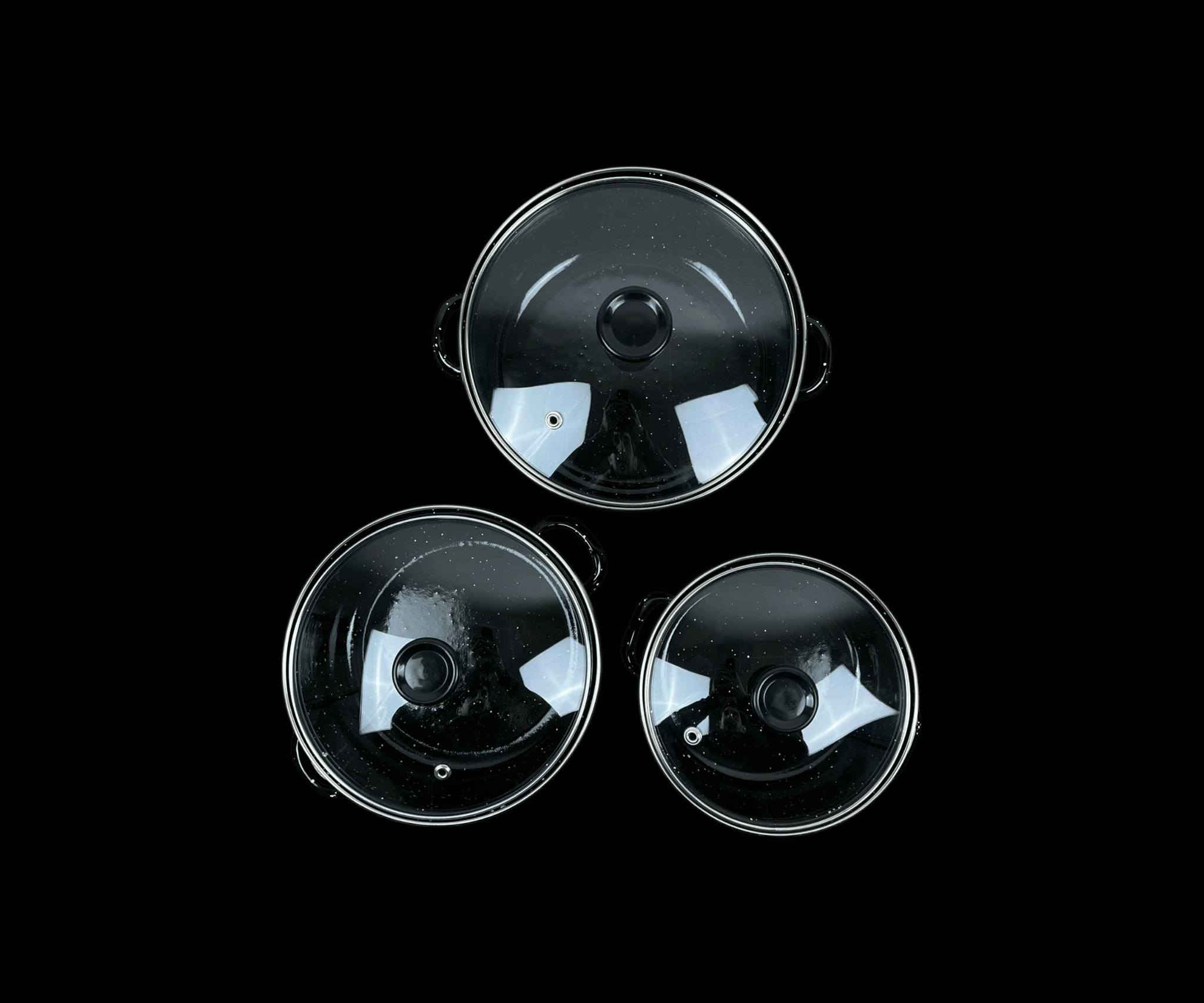 سيت قدور طبخ إيناميل ثلاثي مع أغطية زجاج

الاستخدامات

طهي الشوربات، المرق، الرز، والمعكرونة.

تحضير اليخنات والأطعمة اليومية بكميات مختلفة.

مناسب للاستخدام اليومي في المطبخ المنزلي.

مثالي للعائلات الصغيرة والمتوسطة.

المميزات

سيت مكوّن من 3 قدور بأحجام مختلفة لتغطية جميع احتياجات الطبخ.

مصنوع من معدن مطلي بطبقة إيناميل مقاومة للحرارة وسهلة التنظيف.

أغطية زجاجية شفافة مع فتحة بخار لمتابعة الطهي دون رفع الغطاء.

توزيع متوازن للحرارة يساعد على طهي متجانس.

مقابض جانبية متينة لسهولة الحمل والاستخدام.

تصميم منقّط أنيق باللون الأسود يناسب جميع المطابخ.

المقاسات:

- الكبير: قطر 20 سم – ارتفاع 9 سم
- الوسط: قطر 18 سم – ارتفاع 8.5 سم
- الصغير: قطر 16 سم – ارتفاع 8 سم

قياس الكارتون: 20 × 20 × 17 سم

محتويات الصندوق

قدر كبير قطر 20 سم + غطاء زجاجي.

قدر وسط قطر 18 سم + غطاء زجاجي.

قدر صغير قطر 16 سم + غطاء زجاجي.

الملاحظات

مناسب لمعظم أنواع المواقد المنزلية.

يُفضّل استخدام أدوات خشبية أو سيليكون للحفاظ على طبقة الإيناميل.

لا يُنصح بتعريض القدر لصدمة حرارية مباشرة (من حرارة عالية إلى ماء بارد).

يُغسل قبل الاستخدام الأول. بغداد, العراق


**إذا كنت صاحب هذا الإعلان وتريد حذفه لأي سبب، رجاءا أرسل رسالة إلى الدعم الفني**