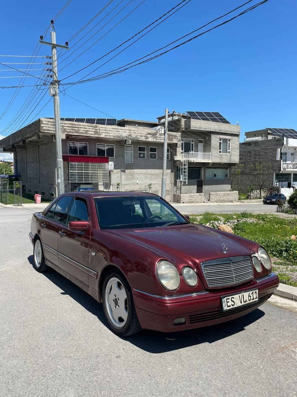 مارسديس w210 
مؤديل 2000
مةكينة (V) مةرخوب 
مةنةفيست ابراهيم خةليل
چوار تاية و ويلي AMG لة ژيرة
سبوخ عامة بؤ جواني بي ليدران و دةحم
هةنديك قةپ و قؤپي هةية 
گير و مةكينة بة شةرت 
تةبردي لة غازي كةمة 
جام كارةباي و ئؤتؤية 
دوگمةي خليسك و تراكشن هةية
*********** سوران, أربيل
