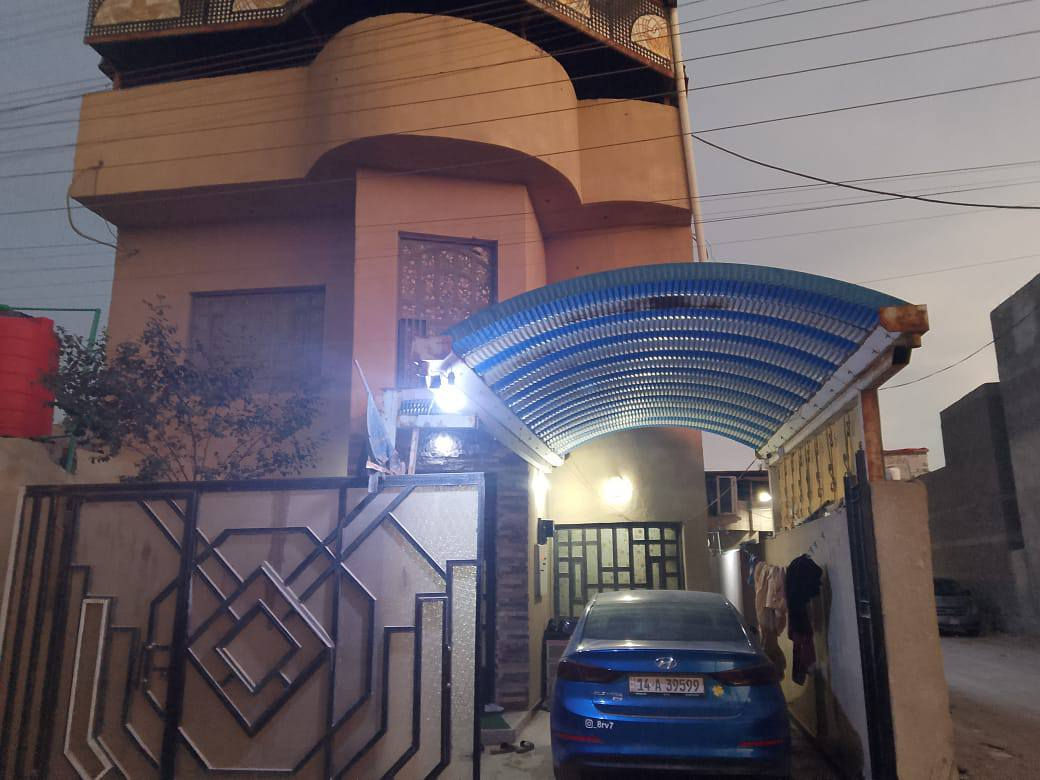 سلام عليكم بيت طابقين طابق اول طابوك والثاني ثرمستون بيت كلش نضيف طابو زراعي سند 25 يحتوي البيت عل 5 غرف وحده جوه و4 فوك الطابق الاول صاله جبيره وديوانيه جبيره مطبخ حار وبارد موقعه الجزيره الفيروزيه . رجاآ لحد يدخلي لا ابو عقارات ولا مندوبين ما اجاوب عليه سعره 200 وقابل للتفاوض ***********
