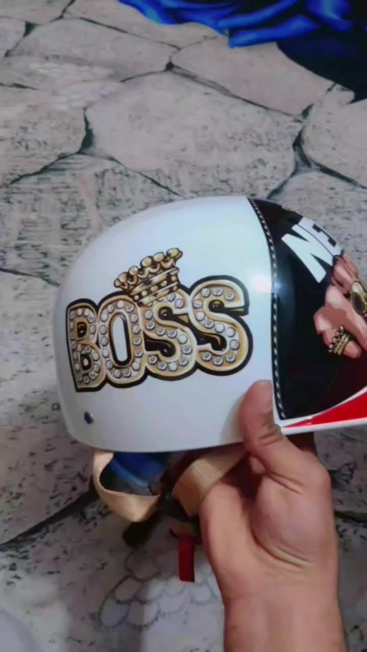 سلام عليكم خوذه للبيع اللتفاصيل كدام عينك وحلوه وجديده وتخبل مامستخذمه السعر قيم واخذ واتساب  ***********
