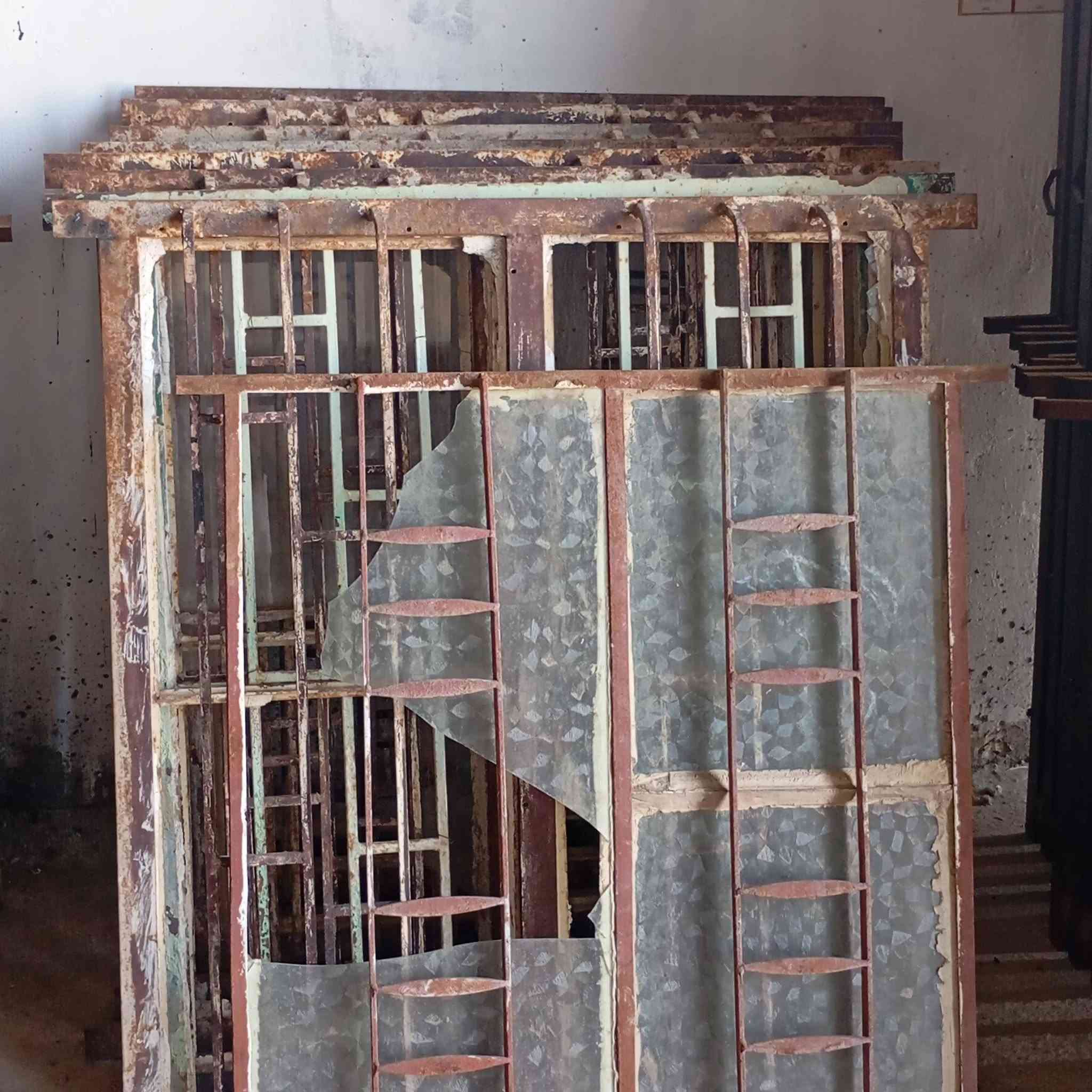 اسكله ابومحمدلبيع كافه الحديدالجديدوالمستخدم بانسب الاسعار كربلاء المقدسة الرجيبه حي العسكري قرب ملعب النمور ***********
