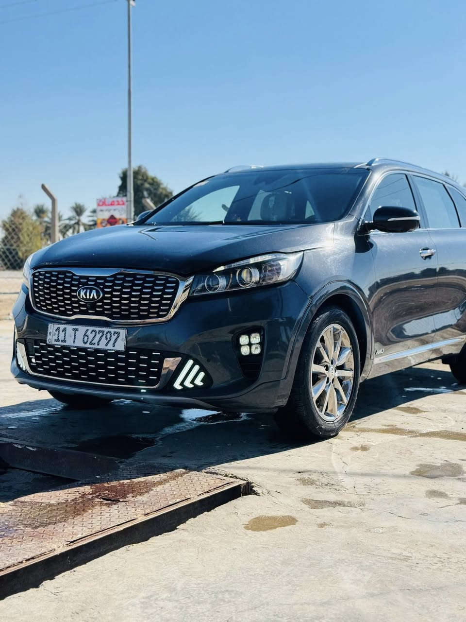 السلام عليكم 
كيا سورنتو موديل 2017 فئة SXL
فول مواصفات اعلى فئة بالسورنتو 
وارد أمريكي كلين تايتل رقم بغداد 
السعر 190 وبي مجال بسيط 

المواصفات ..

المحرك: 3.3 لتر V6 بنزين
 • القوة: 290 حصان
 • الدفع: دفع رباعي  (AWD)
    •       مقاعد جلد 
 • مقاعد أمامية كهربائية مع ذاكرة للسائق
 • تدفئة وتبريد المقاعد الأمامية
 • تدفئة المقاعد الخلفية
 • مقاعد الصف الثالث قابلة للطي
 • مقاعد 7 ركاب + تبريد ثلاث قطع
 • فتحة سقف بانورامية كبيرة  ￼
    •       شاشة وسطية بلمس مع أنظمة Apple CarPlay               و.          Android Auto
 • نظام ملاحة GPS
 • نظام صوت Harman Kardon فاخر
 • شاشة معلومات للسائق
 • كاميرات 360 درجة حول السيارة (360° View) 
    •  نظام الفرامل التلقائي بالطوارئ (AEB)
 • تحذير ومساعدة البقاء في المسار
 • رادار أمامي مع مثبت سرعة ذكي
 • كشف النقطة العمياء + تنبيه مرور خلفي
 • حساسات أمامية وخلفية + كاميرا خلفية  ￼

 • مصابيح أمامية(LED)
 • إضاءة نهارية LED
 • ويل حجم 19 
 • مرايا كهربائية مع إشارات
 • صندوك  كهربائي 
    •      منفذ طاقة 115V￼

 • نظام دخول ذكي وتشغيل عن بعد 
 • تحكم إلكتروني في المكابح (Electric Parking)
 • نظام تحكم في المناخ مزدوج المناطق  ￼

للأستفسار:***********
