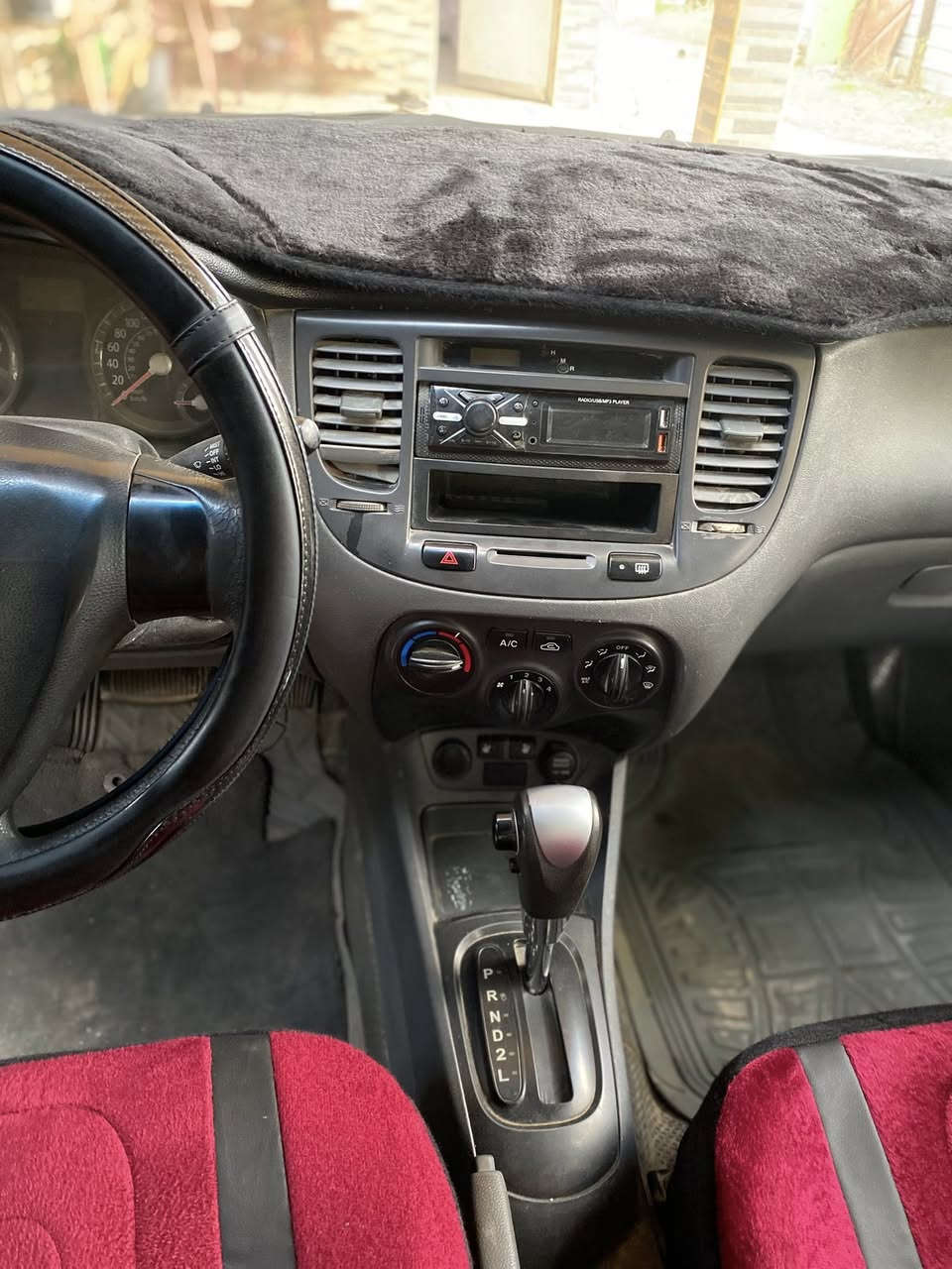 كيا ريو 2008 وارد امريكي رقم بغداد انكليزي  فول أوتوماتيك محرك 1600 كير ومحرك كله نضيف و داخلها كلش حلو  فقط بيها صبغ جاملغات الخلفية السعر 75 وبيها مجال مكان بغداد  ***********
