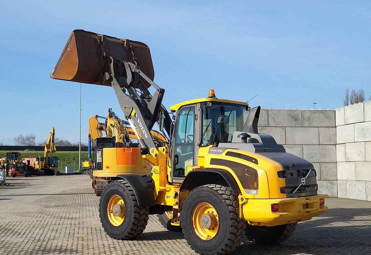 Volvo L50 H
موديل 2015
عدد ساعات العمل 5166
الشفل مكفول من الضرر والصبغ ومكينه جديده ونضيفه مثل مموضح بالصور
موقع الشفل اوربا
السعر 45000$
يعني 4دفاتر ونص 
للاستفسار التواصل خاص


**إذا كنت صاحب هذا الإعلان وتريد حذفه لأي سبب، رجاءا أرسل رسالة إلى الدعم الفني**