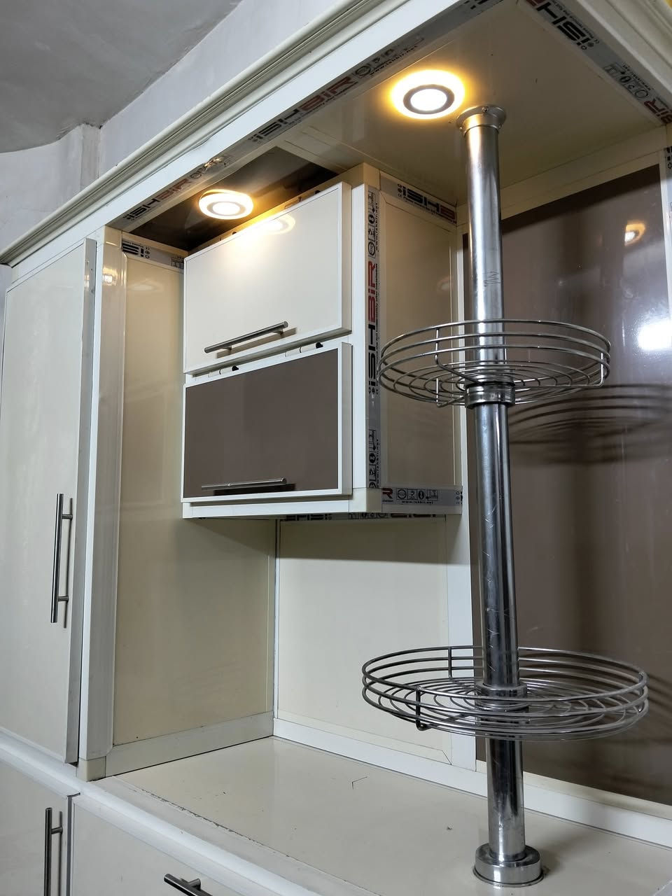 كاونتر قطعتين تفصال الامنيوم  مو سوكي لا يوجد اضرر عنوان شعب اكو توصيل *********** بي وتساب
