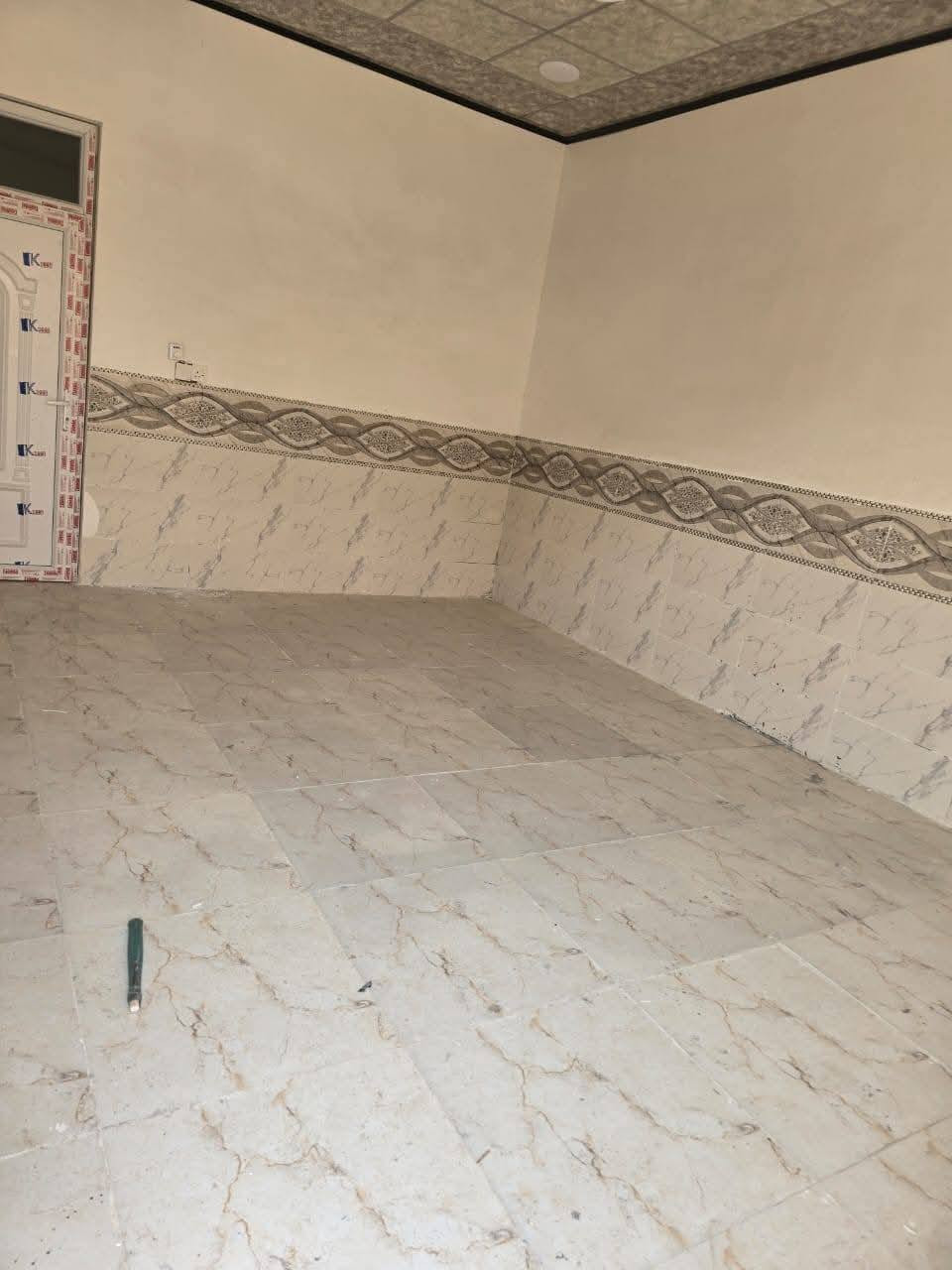 دار للايجار  أرضي مساحه 160م حي الفلاح الثانيه بل قرب من جامع الكوثر 
غرفتين 5×4
+ استقبال 
+مطبخ
+سويت داخلي
+ حمام
+ هول 
+ حوش 
للتواصل ***********
واتساب
