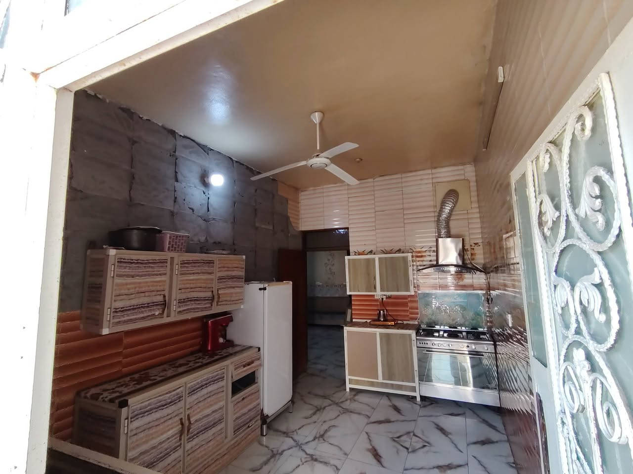 سلام عليكم بيت لبيع مكانه ع سبيس خلف شركة اهل كبة  ثالث بيت من ركن الفرع رقم قطعه 9345 شارع امامه شارع الزوار مساحة ١٥٠ متر متكون من طابقين ٣ غرف غرفه جوه و اثنين فوك و صالتين جوه وفوك وحمامات اثنين فوك وجوه واثنين مناور وسطح و مطبخ واستقبال وطرمه جبيره بناء٢٠١٧ كله جوه كله بورسيلين وفوك سيراميك مطبك حتى سطح مطبكه سيراميك كاعيه وفرعه حلو وتبليط وكل مربع لبي مبلط مع منظومه مجاري ومع نت ضوئي واصل  وتحويل مباشر ب اسمك  الاستفسار الاتصال ع ارقام التاليه
*********** اسيا

***********اثير
