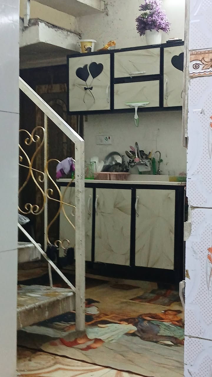 بيت 🏠 للبيع 
 العنوان: بغداد - الحسينية - الجريخي - شارع عشرين.
📍 المعلم القريب: مقابل مدرسة الإبداع التربوي مباشرة.
​📐 المواصفات:
​المساحة: 100 متر  _طابقين _اربع مراحل _مدخلين_استقبال _صاله _ مطبخ_ غرف عدد3_ صحيات عدد2
​الموقع: موقع استراتيجي على شارع 20
السعر:100 وبي مجال
​📞 للمزيد من التفاصيل أو للاستفسار، يرجى الاتصال بنا على الرقم:
***********
