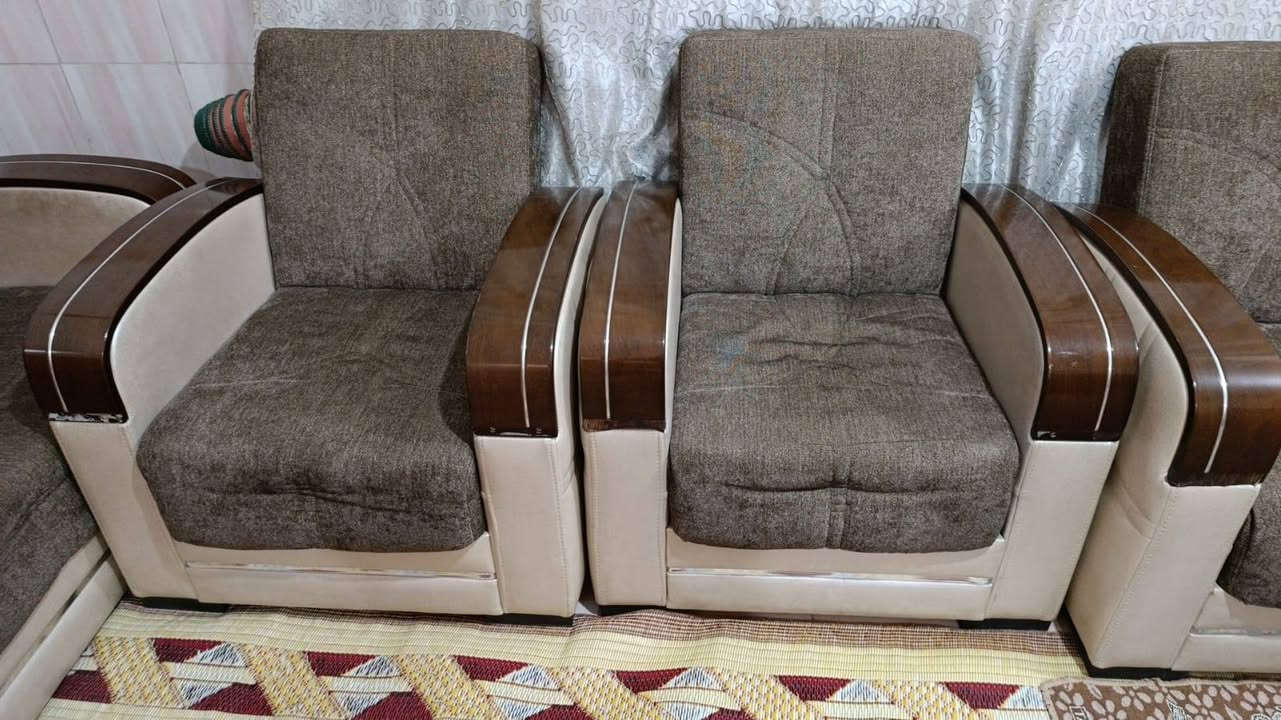 تخم قفنات ١٠ نفرات مابي لا عيب ولا كسر عنوان داره كوناره داخل فرع مي كلات مزاد ابو علي ***********
