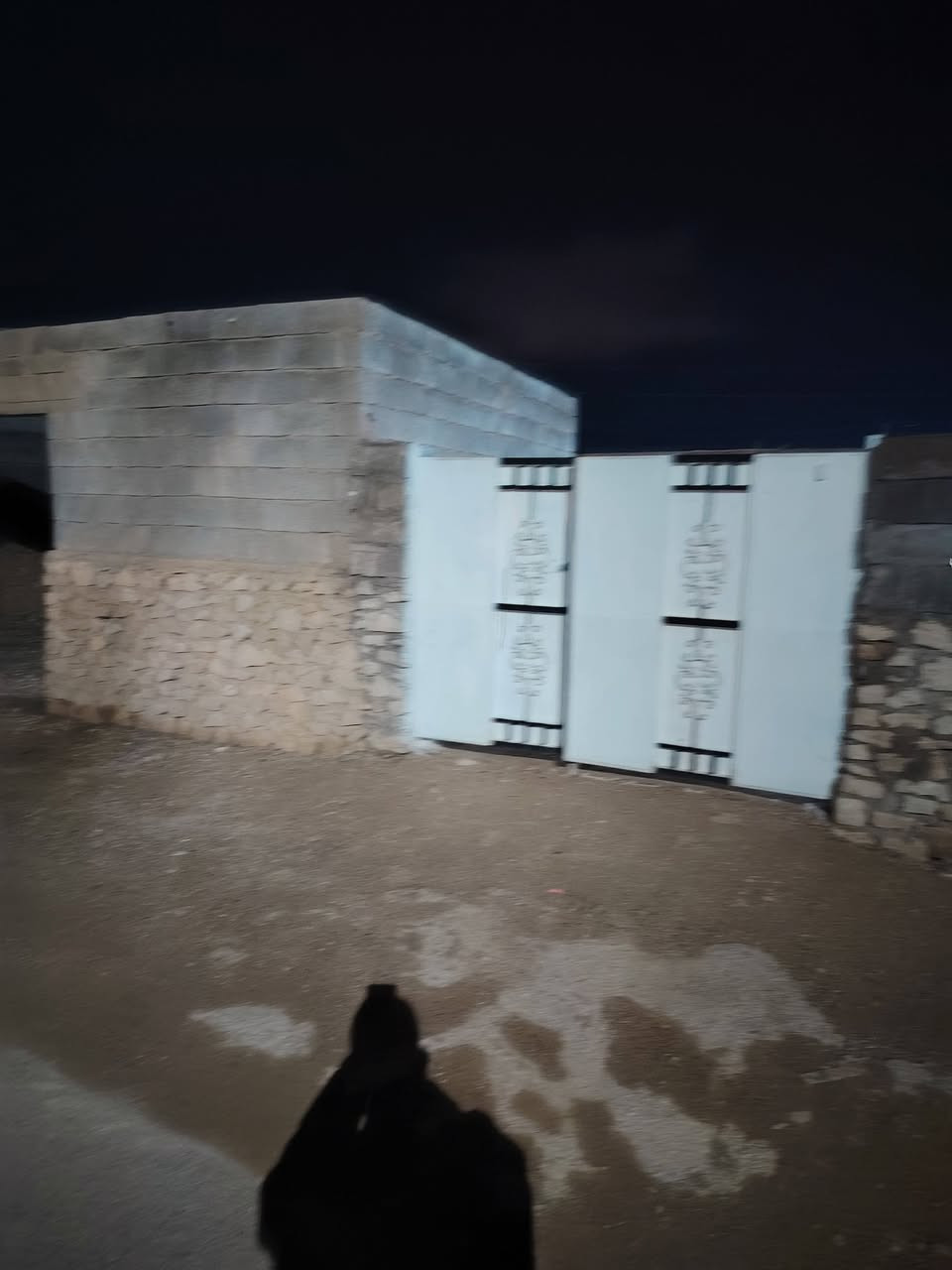 متوفر بيت في الخفاجيه للبيع. مسيج ..
المساحه الكليه 1000 
مساحة البيت 200 متر .
موقع البيت ركن ماء وكهرباء وتبليط ع شارع  رئيسي  .
مع محل هيكل ..
السعر وباقي التفاصيل .التواصل ع الارقام التاليه .
***********
***********
