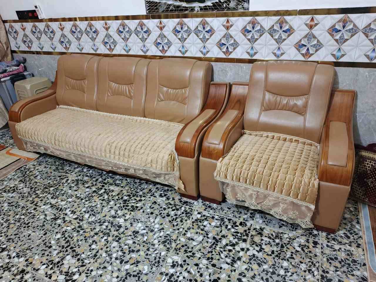 السلام عليكم تخم مكتبي للبيع 7مقعد نضيف شتريته 250الف ريده 200الف ***********
