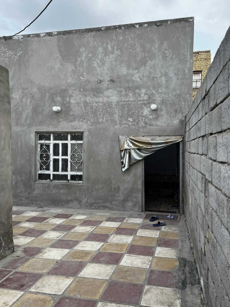 بيت للبيع 
4 غرف + حمامات داخليه
حديقه كبيره + حمامات خارجية 
استقبال 9 امتار 
مساحة البيت 220
طابو زراعي
عنوان البيت شارع المطار مقابل قرية الغدير شارع المطحنة 
للاستفسار خاص او الاتصال على الرقم
***********
