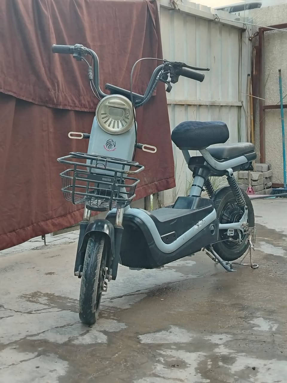 سلام عليكم دراجة شحن للبيع بغداد الاسكان السعر 175الف وبيه مجال للشراي شغاله وحلوه 4بطاريات رقم الهاتف ***********
