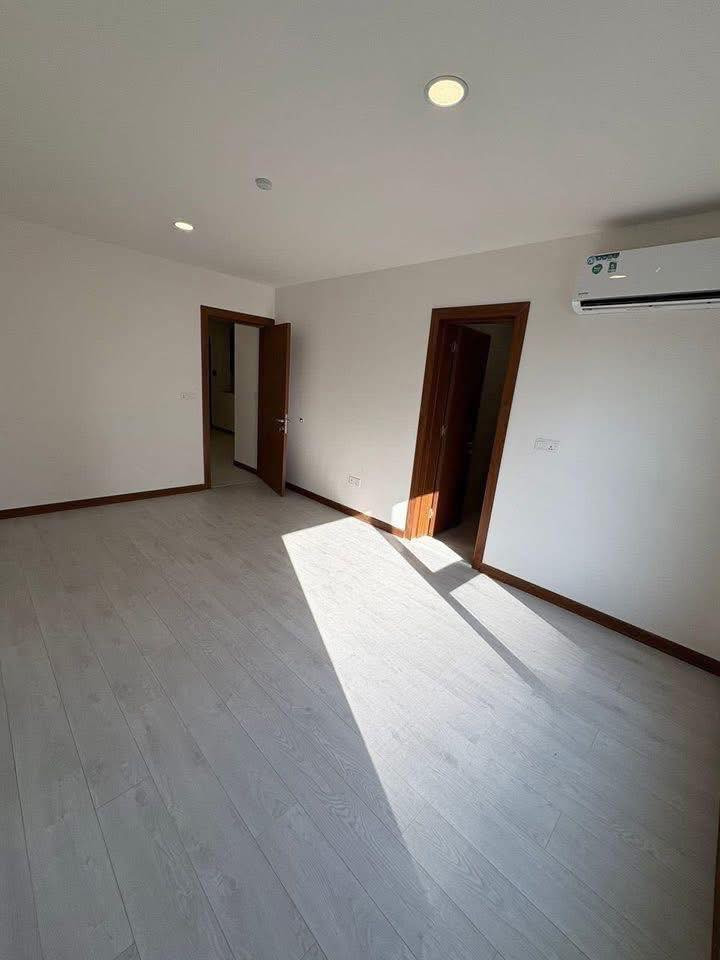 للايجار ‼️شقة في مجمع الروان السكني  قرب كلية الرشيد 📍
 تحتوي على طباخ وغساله وغساله صحون مطبخ كامل  وسبالت 
طابق 11
عمارة r2
3 غرف نوم  3 حمام مسكونه جدا قليل  
والايجار جدا جدا مناسب وشهر بشهره بدون مقدم 
***********
