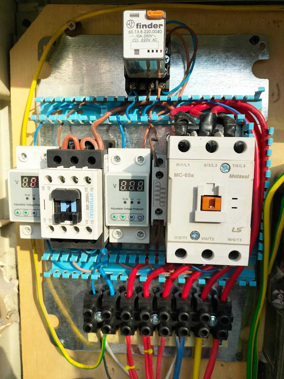 جانب من اعمالنا في مجال الكهرباء وتنصيب السبالت وصيانة جمع الأجهزة الكهربائية هاتف ***********
