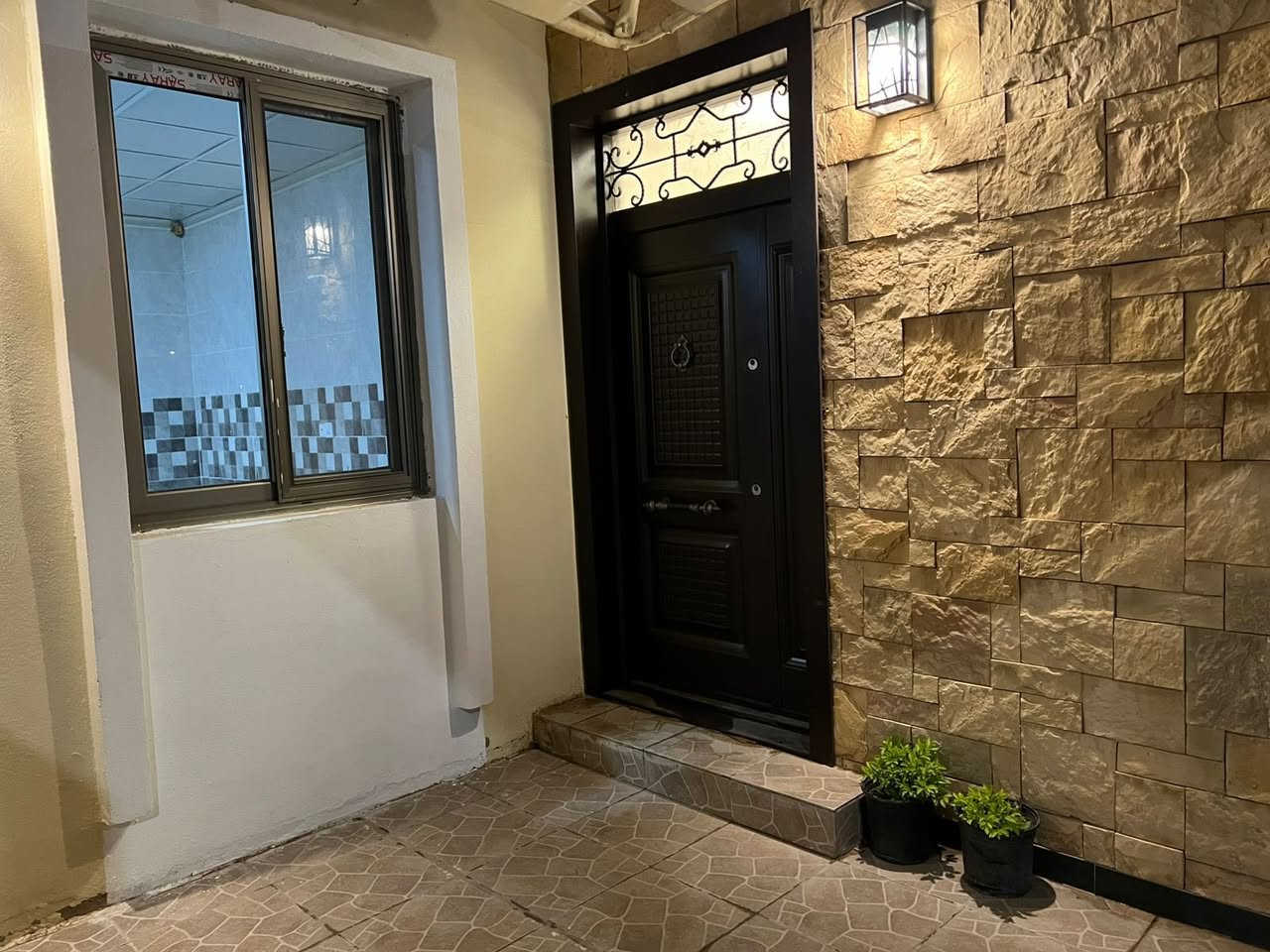 ‏السلام عليكم للبيع دار في مجمع بيتي السكني الزون الثاني  المساحة 260 متر ركن مطل على حديقة عامة ثلاث غرف نوم مطبخ و استقبال و هول داخلي و تشطيب جديد بالكامل غير مسكون للاستفسار الاتصال على الرقم التالي 
***********
***********
