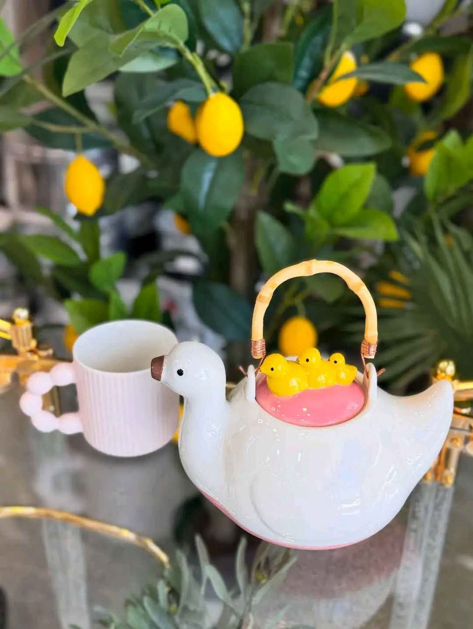 قوري شاي بتصميم البطات الثلاث
تصميم مبتكر على شكل بطة مع ثلاث بطات صغيرة تضفي لمسة من المرح والجمال.
مصمم من مادة السيراميك عالية الجودة التي تضمن المتانة والمظهر الجذاب.
مزود بمقبض معدني ذهبي يسهل حمله.
سعة جيدة للاستخدام اليومي مع تصميم سهل الاستخدام.
قوري سيراميك مزخرف بتصميم بطة.
للحجز والاستفسار مراسلة الصفحه تتوفر خدمة توصيل لجميع المحافظات سامراء, صلاح الدين


**إذا كنت صاحب هذا الإعلان وتريد حذفه لأي سبب، رجاءا أرسل رسالة إلى الدعم الفني**