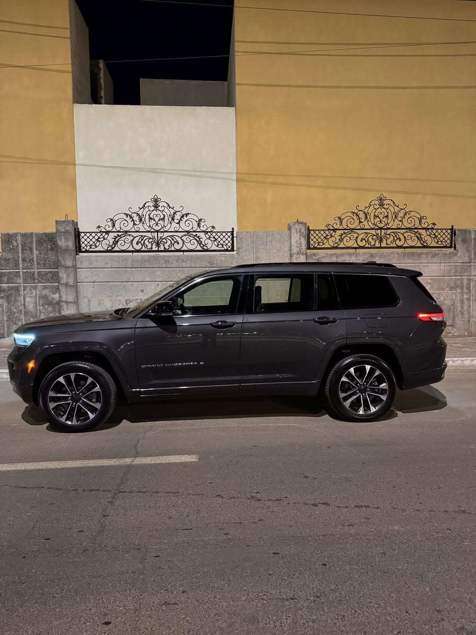 جيب كراند شروكي اوفر لاند 2022 🚨
رقم بغداد باسمي
فول مواصفات 
جكات كهرباء تصعد وتنزل السيارة 
سستم صوت ماكنتوش 19 سماعة 
دفع رباعي 
وضعيات قيادة 
اضائه لد متغيرة بالكامل داخل السيارة 
سقف بانوراما قابل للفتح 
بصمة تشغيل 
دخول ذكي في جميع الابواب 
عجلات المنيوم قياس 20 
7 مقاعد 
مقاعد جلد 
مقاعد امامية وخلفية تدفئة + تبريد 
شاشة لمس حجم كبير 
تحديد مسار ومحافظة على المسار 
حساسات امامية 
حساسات خلفية
نظام الكبح التلقائي 
مري كهرباء 
رادار امامي 
رادار جانبي 
هيتر بالمري 
تعتبم بالمري 
اوتو هولد 
اوتو ستوب 
خزن مقاعد 
مقاعد كهرباء 
٣ قطع تبريد 
جنطة ذكية كهرباء 
عداد دجتل متغير ثيمات 
وهواي مواصفات بعد
كير ماوس 
لد نهاري 
بكلايت لد
داخل مطعم بالصاج
تدفئة ستيرن
تبترونك
نظيفة جدا السيارة بدون اي نقص جاهزة من كلشي اي ملاحضة مابيهة تخم تاير جديد  
صبغ طرف الجامع والبنيد بدون ايرباك جديدة جدا
مكان السيارة كربلاء 
السعر 355$ وبيهة مجال 
للاستفسار 
***********
