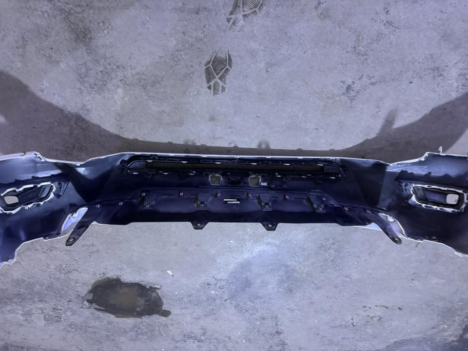 لحيه لاندكروز وشباك vxr2022القطعه الخلفيه بيه شخوط خفيفه مغلفهPPFالسعر اتصل وتدل***********
