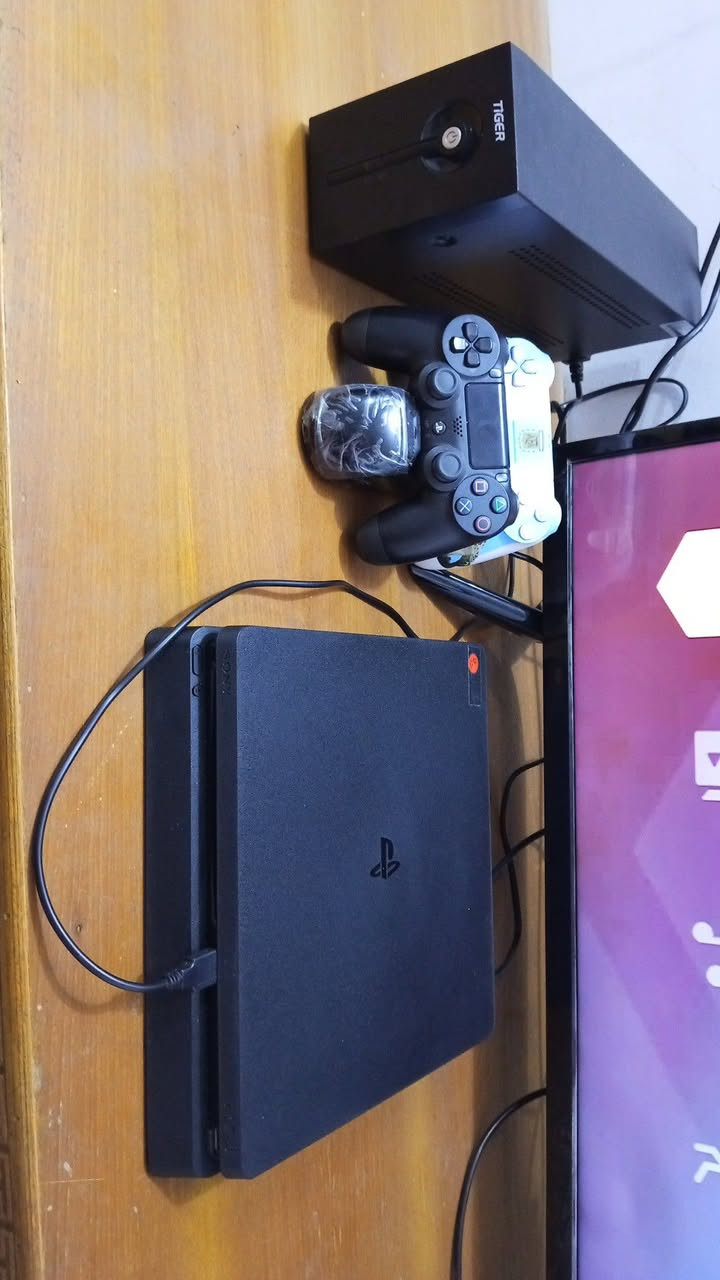 بلي ستيشن فور4 نضام 13.04..اخر تحديث اله وياه قرص جي تي اي وجوستك عدد ثنين وشاحن جوستك مع يو بي اس وكارتونته موجوده صارله شهر نضافته 95/100..عنواني كربلاء طويريج ..السعر 300وبي مجال للطيبين ..للاتصال.***********..
