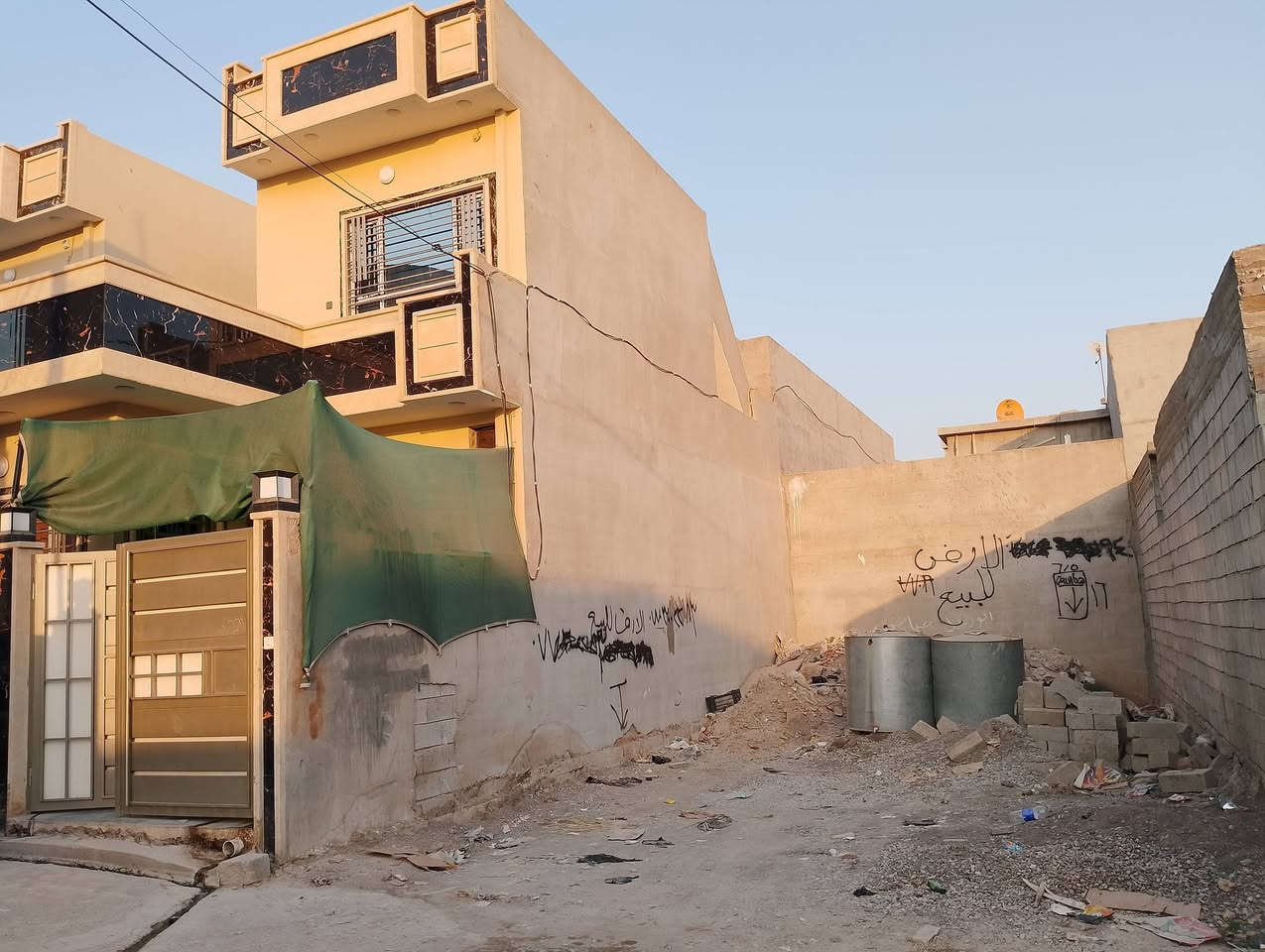 أرض البيع حي الملايين الثانية 

 تقطيع الجندول مساحة 100 متر الواجه 6 ونص 

عمق 15 خدمات كامل ماء وكهرباء وتبليط 

زراعي سند 25 

وصل بلديه قرار تمليك 

للاستفسار والتفاصيل للاتصال عل الأرقام التالية 🌍 

عنوان المتكب طريق موصل دهوك قبل بناء الجاهز 🌍 

***********☎️

***********☎️

***********☎️

***********،☎️
