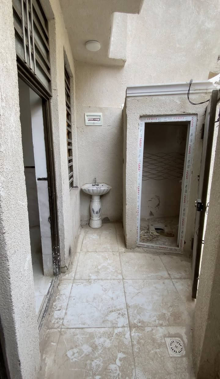 منزل للبيع في كربلاء المقدسة حي الزهور
المواصفات:
المساحة 72 متر مربع. (واقع حال 74 متر) 
نظام البناء طابق ونصف.
نوع البناء طابوق وكونكريت مسلح.
الواجهة 5 أمتار.
عرض الشارع 10 أمتار (منطقة كاع محمد حلوة بالقرب من جامع مالك الملك).
التفاصيل الداخلية:
يحتوي البيت على مدخلين منفصلين، مدخل خاص بالاستقبال ومدخل للمطبخ.
يضم غرفتين نوم ومطبخ و 3 صحيات.
الموقع والمميزات:
يبعد عن الإمامين مسافة 1.5 كيلومتر فقط.
نوع العقار سند 25.
للتواصل والاستفسار يرجى الاتصال على الرقم:
***********
