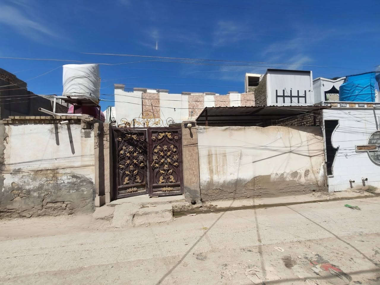 ✨ دار للبيع – حي علوش
📍 فرع مؤسسة الشيخ مكصد (رحمه الله)
🏠━━━━━━━━━━━━━━━━━━━━🏠
📐 مساحة السند: 144 م²
📏 المساحة الفعلية: 200 م²
📄 طابو صرف
───────────────
🛏️ 3 غرف نوم
🛋️ صالة واستقبال
🍽️ مطبخ
🚿 مجمعات صحية داخلية وخارجية
───────────────
💰 السعر: خاص للجادين
📞 ***********
📩 واتساب / ماسنجر
───────────────
⚠️ يرجى سكرين المنشور والتواصل خاص
🏠
