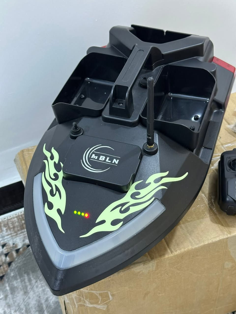 قارب صيد اسماك 
GPS 500 M
من ماركة MBLN RC
كامل ملحقات وقطع غيار 
بحتوي على 3 احواض تطعيم 
جهاز تحديد موقع مع كنترول تحكم عن بعد 

بمكانة الرجوع الى موقع الانطلاق عند انخفاض البطارية او فقدان الاشارة
يصل مدى التحكم الى 500 متر 
ويتميز بوضيفة تثبيت سرعة


**إذا كنت صاحب هذا الإعلان وتريد حذفه لأي سبب، رجاءا أرسل رسالة إلى الدعم الفني**