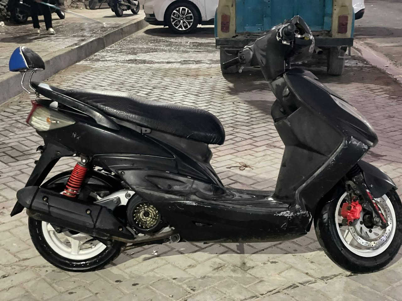 دراجه سكنس فحل لون اسود طافي كابريتر منظومة زنون بلادي  رقم الهاتف *********** السعر 750وبيه مجال
