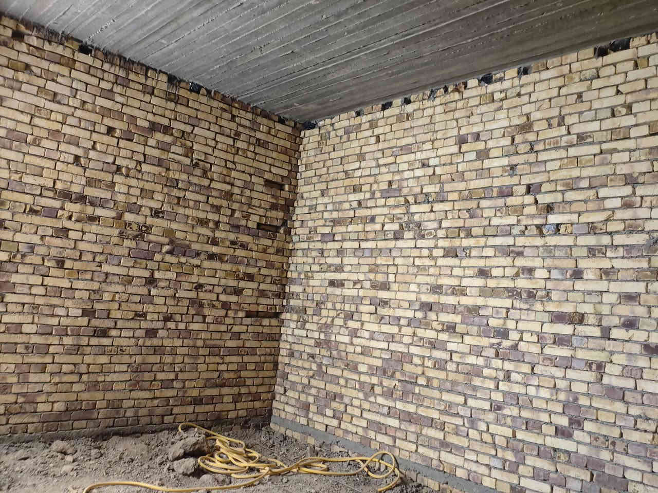 السلام عليكم هيكل بناء كامل 160متر استقبال و مطبخ و صاله غرفه صحيات داخليه و خارجيه مناور عدد 2كونكريت مسلح ارتفاع 3.45ثالث بيت عن شارع عشرين العنوان حي الجامعه قرب اسواق البقيع الاتصال على الرقم ***********.
