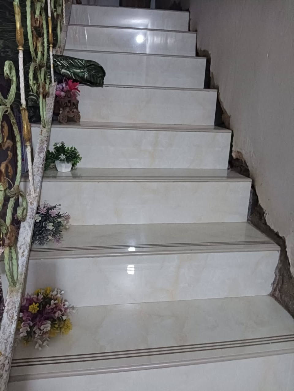 السلام عليكم عندي دار للبيع المساحه الكليه 350 متر بيت حديث وجديد مكاتبه فقط ورديه سيف سعد قرب شارع الغسل يبعد عن شارع العام 50 متر بيت جهاز مجهز السعر 65 وبي مجال الاستفسار مراجعه المكتب الحسام اتصل على رقم الهاتف ***********+*********** اخوكم ابو مومل
