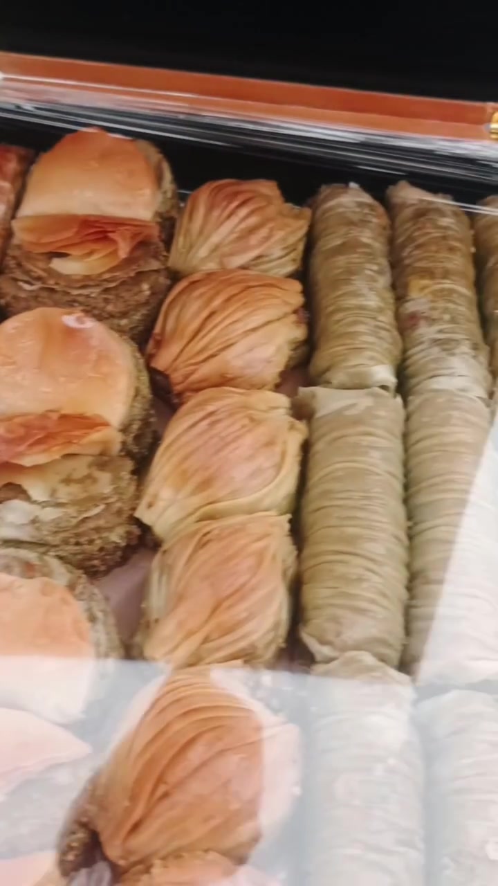 حلويات مذاق الامراء 

 عالي الجوده. 👌🏻👨🏻‍🍳

 محشه كازو وفستق حلبي بالدهن الحر . 
 
الرقم: *********** وتساب متوفر

العنوان : المحمودية حي العسكري قرب انشائيه محمد الجنابي. 🚗📍
