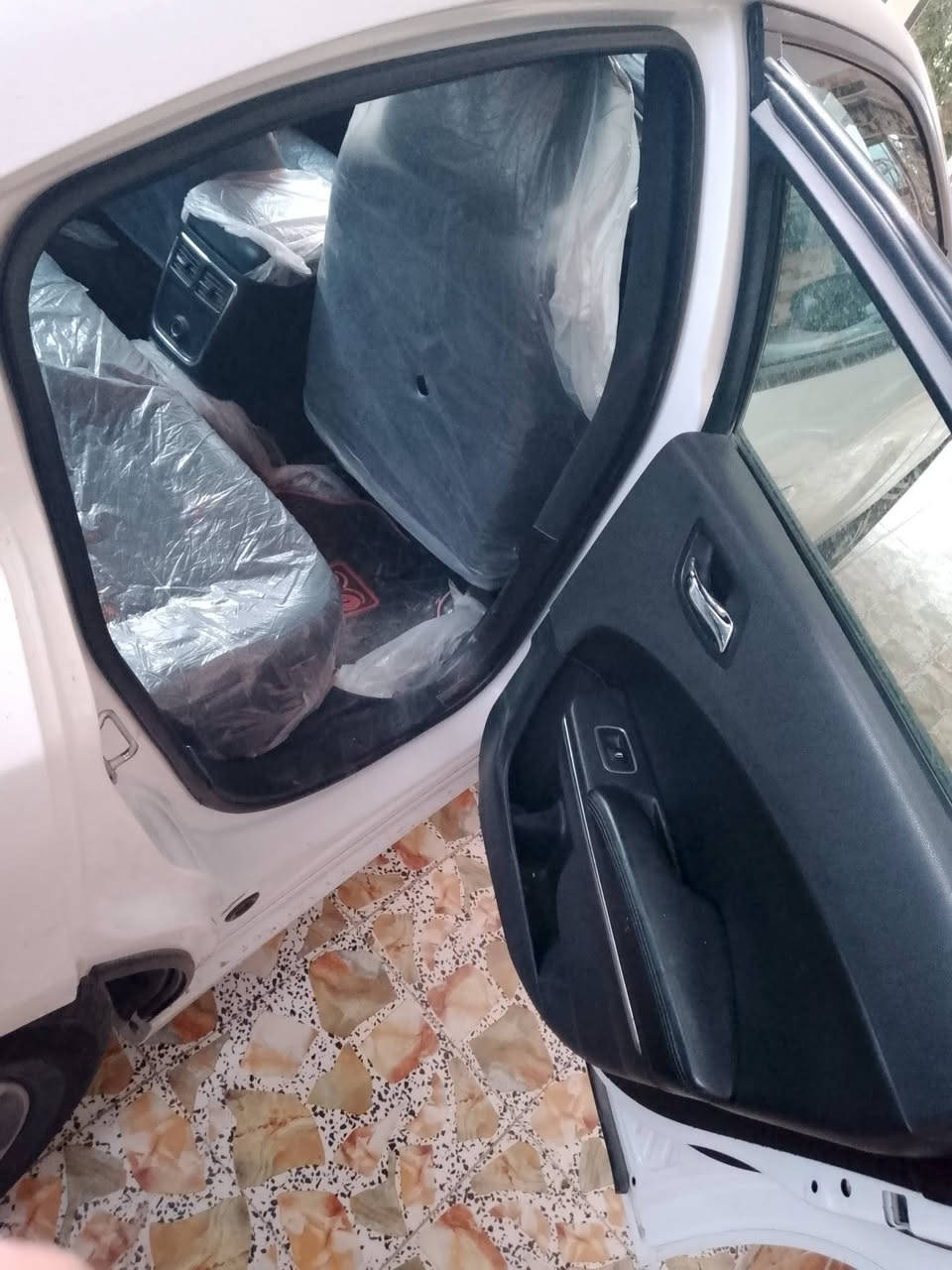 سلام عليكم اخوان جارجر  لبيع ٢٠١٣ كامل المواصفات رقم شمالي هزة جديدة تحويل ثاني يوم سيارة مامشتغله خط مال جناي حادثها فقط باب جهه السائق وجاملغ امامي 
السعر ١٧٥ وبيها مجال حك الجية 
موبايل وات ساب *********** والله يرزق الجميع
