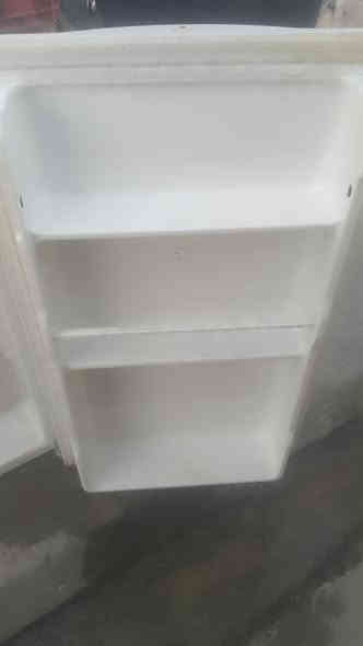 سلام عليكم ثلاجه صغيره جديده شغلاه مكاني الرفاعي *********** سعر 50 وبيهه مجال

