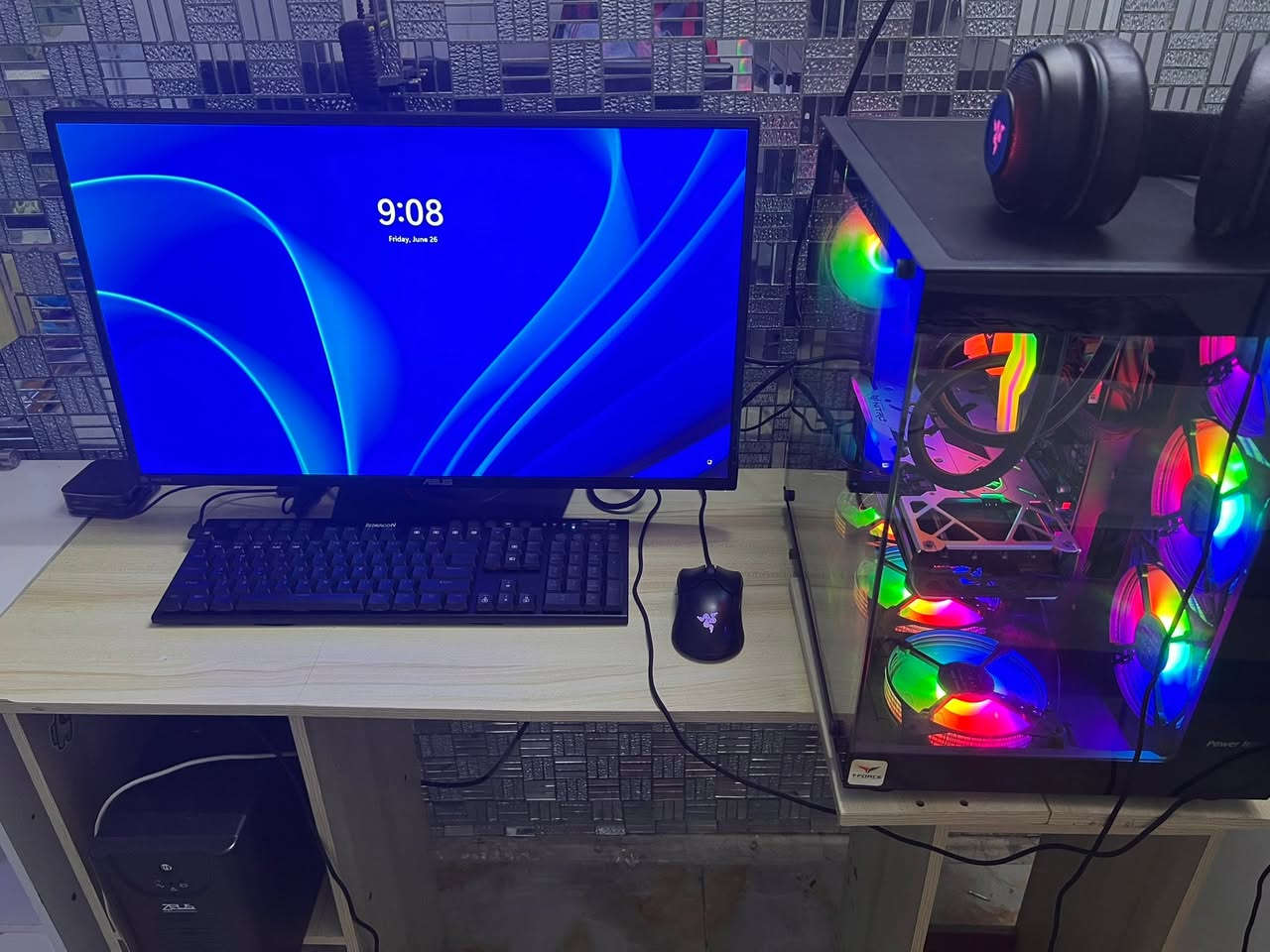 السلام عليكم
الاستعمال اربع اشهر  
السعر : 1695000
المواصفات
📍كارت شاشه Nitro+ AMD Radeon RX 6700 XT (12GB)
📍معالج cpu AMD Ryzen 5 5600X
📍رامات RAM T-Force 32G     4x8   ddr4
📍بور سبلاي AZZA MASS 650W
📍لوحته الام GIGABYTE B550M AORUS ELITE AM4
📍شاشه ASUS TUF Gaming 27" 2K HDR Gaming Monitor (VG27AQ) - QHD (2560 x 1440), 165Hz (Supports 144Hz), 1ms, Extreme Low Motion Blur, Speaker, G-SYNC Compatible, VESA Mountable, DisplayPort, HDMI,Black

📍كيبورد Redragon K618 HORUS Wireless وتكدر تستخدم واير 
📍سماعه Razer Kraken Ultimate
📍ماوس Razer Viper
📍ماوس باد


**إذا كنت صاحب هذا الإعلان وتريد حذفه لأي سبب، رجاءا أرسل رسالة إلى الدعم الفني**