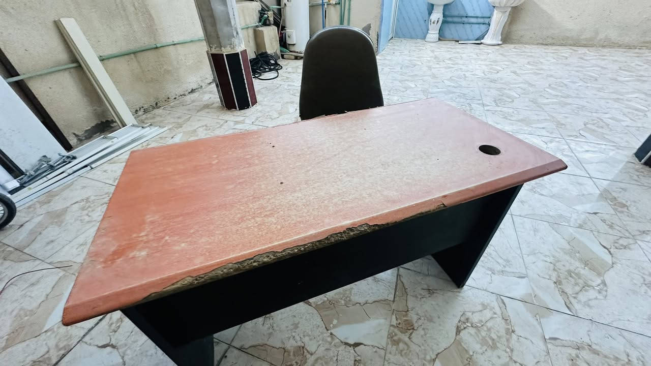 ميز كاشير وكرسي
***********
150. اثنينهن
