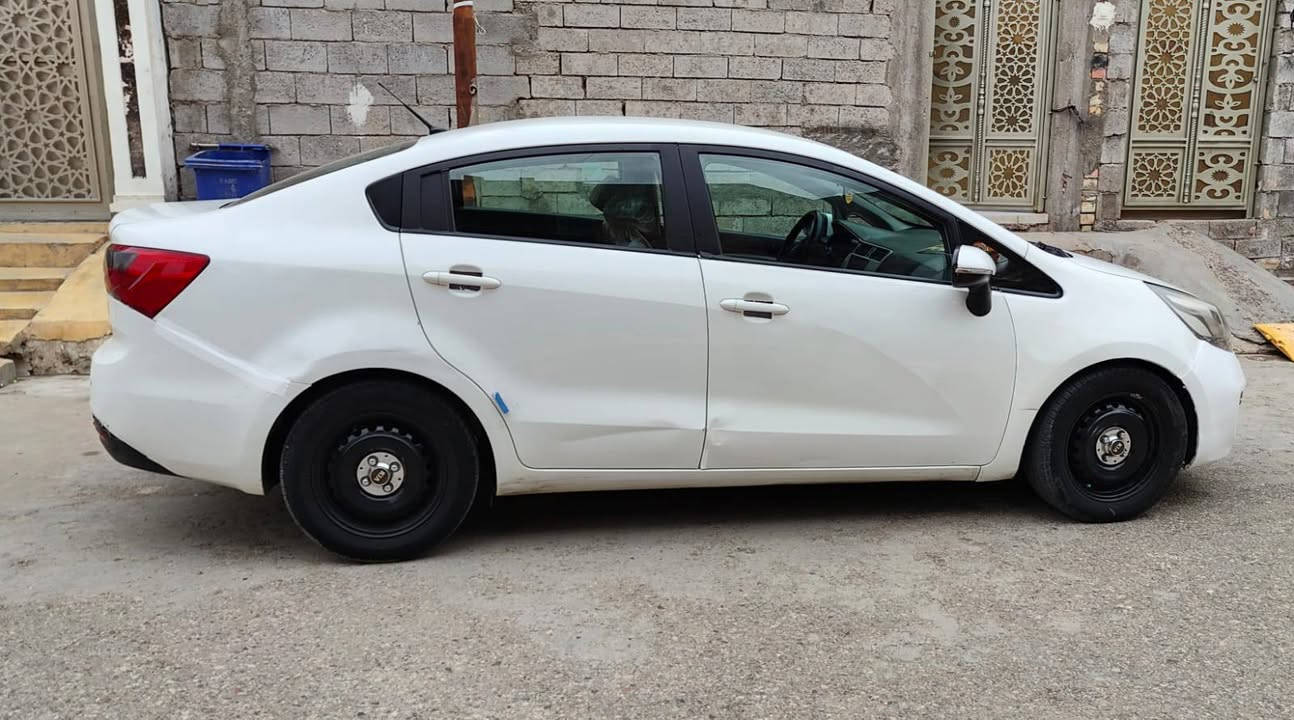 السلام عليكم 
كيا ريو 2012   خليجي.   مواصفات فول عدى الفتحه ولبصمه 
مري شفط 
شاشه كامره خلفيه 
اشاير بلمري 
لدات خلفيه واماميه 
تبريد ثلج 
سياره نضيفه وجاهزه من كل شي مابيها اي نقص ادامه كامله بلكات نوزلات مجاول من كلشي جاهزه  
السعر 85 $ 
مكان السيارة الانبار الرمادي 
***********
*********** للاستفسار
