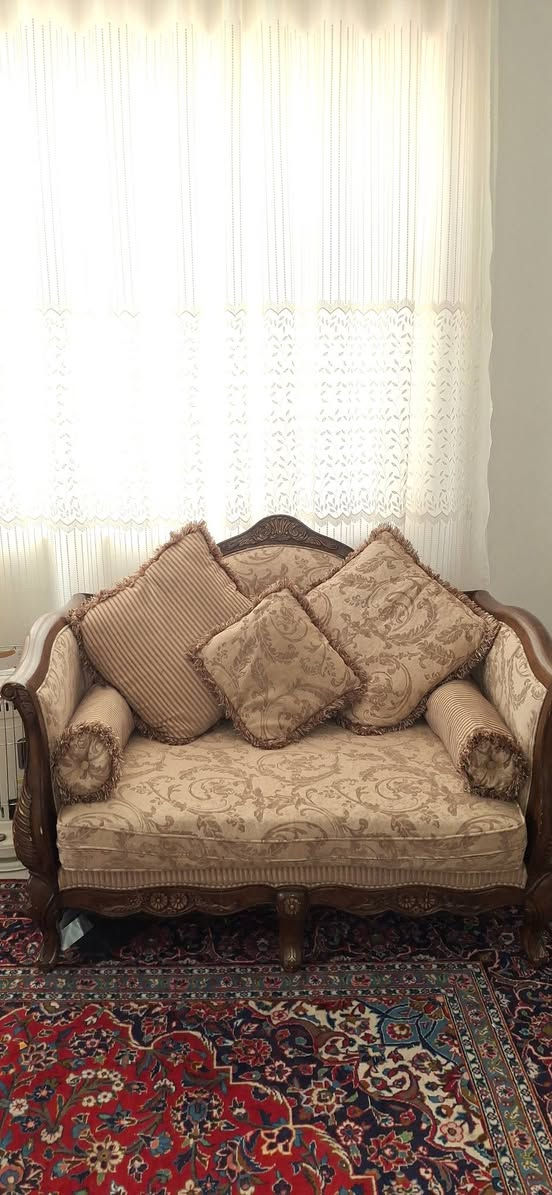 🔹️طخم صناعة أمريكية نظيف للبيع

6 مقاعد ويجي وياه مخدات كبيرة 

السعر 480 الف  ✅️

المكان حي النداء مجمع الكرار 
رقم ***********
