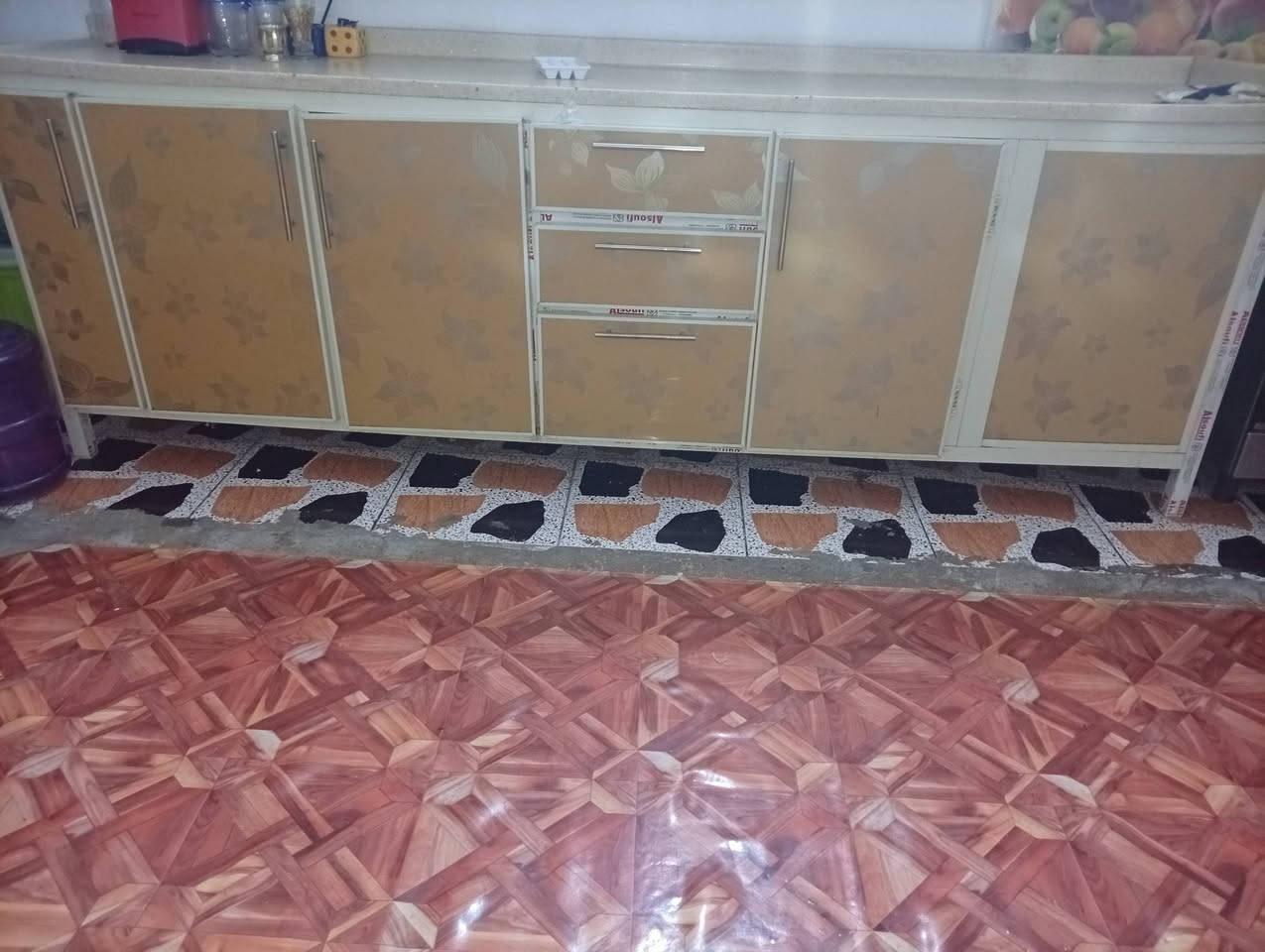 كاونتر ٣مترات نضيف كلش وياه سنك كامل رايدي ٣٥٠ بي مجال قليل استفسار عل هذا رقم *********** عنوان شعله
