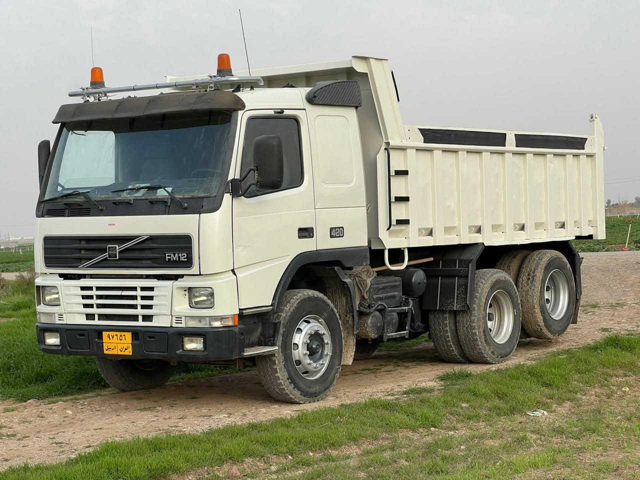 🚛 قلاب فولفو (Volvo) للبيع
الموديل: 2002
 الرقم: أربيل (تحويل مباشر)
 المحرك: 420
 الجير: 3*3
 الأكسل: بشرط
 الأنشاسي: طويل، سحل جوب، إسكاني بلادي
 المميزات الإضافية: حصة كاز شغال 100%
ملاحظة للمشتري: السيارة جاهزة للشغل والتحويل مباشر بدون أي معوقات
للتواصل و الاستفسار***********
***********
سعر(250)
